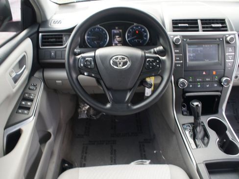 Used 2017 Toyota Camry LE FWD image 5