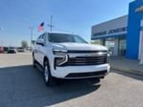 Used 2025 Chevrolet Suburban LT AWD/4WD image 9