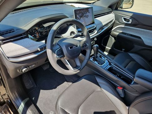 Used 2024 Jeep Compass Latitude image 10