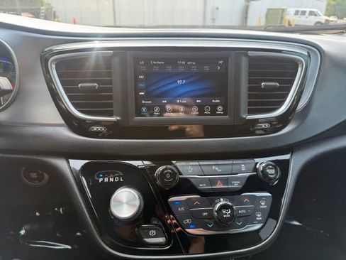 Used 2019 Chrysler Pacifica Touring-L w/ S Appearance Package FWD image 23