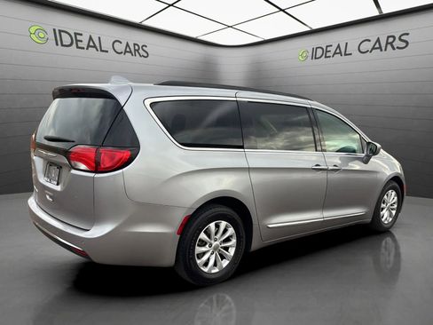 Used 2017 Chrysler Pacifica Touring-L FWD image 5
