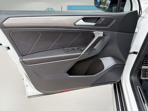 Used 2023 Volkswagen Tiguan SE R-Line image 20