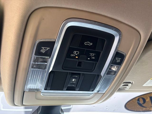Used 2019 RAM 1500 Laramie AWD/4WD image 11