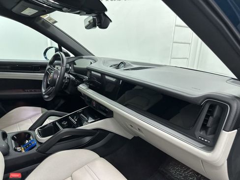 Used 2024 Porsche Cayenne Coupe image 29