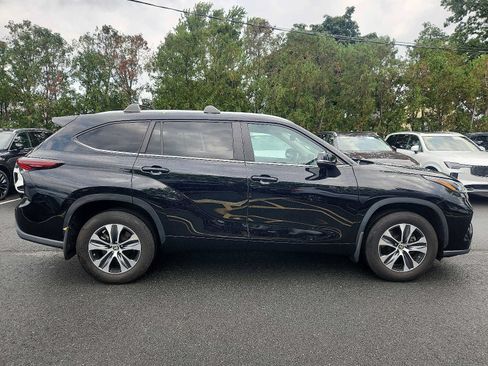 Used 2024 Toyota Highlander XLE AWD/4WD image 7