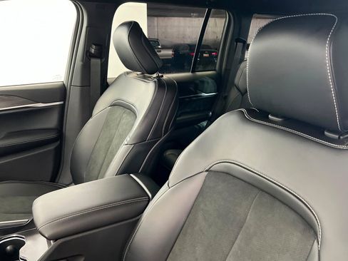 New 2026 Jeep Grand Cherokee Altitude image 16