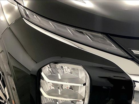 Used 2025 Mitsubishi Outlander SE image 27