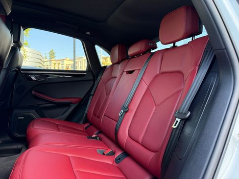 Certified 2024 Porsche Macan AWD/4WD image 28