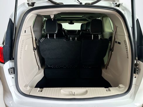 Used 2018 Chrysler Pacifica Limited image 28
