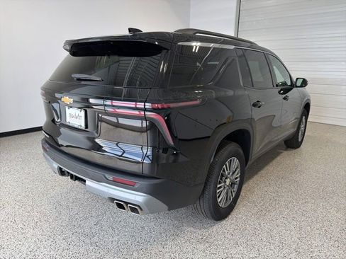 Used 2025 Chevrolet Traverse LT FWD image 3