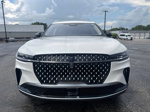 Used 2025 Lincoln Nautilus Premier AWD/4WD image 11