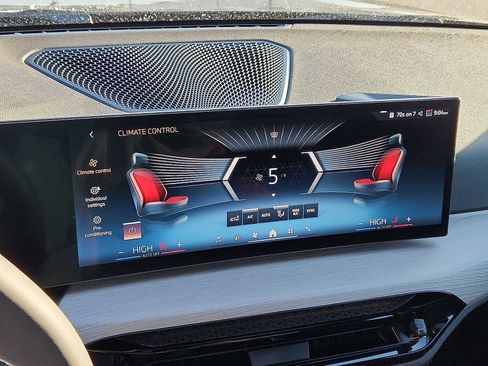 Certified 2025 BMW 330i xDrive Sedan w/ Convenience Package image 17