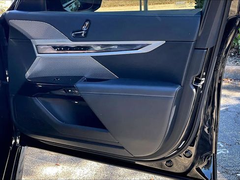 Used 2023 BMW 740i image 27