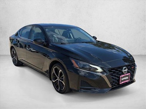 Used 2024 Nissan Altima 2.5 SR w/ SR Premium Package FWD image 3