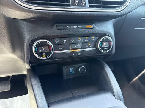 Used 2021 Ford Escape SE w/ SE Sport Appearance Package FWD image 17