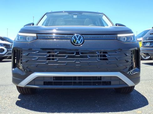 New 2026 Volkswagen Tiguan SE FWD image 2