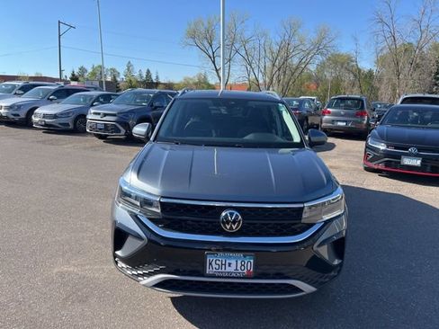 Used 2023 Volkswagen Taos SE w/ Panoramic Sunroof Package AWD/4WD image 3