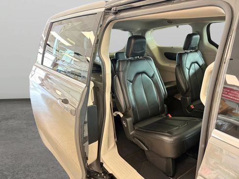 Used 2022 Chrysler Pacifica Touring-L FWD image 18