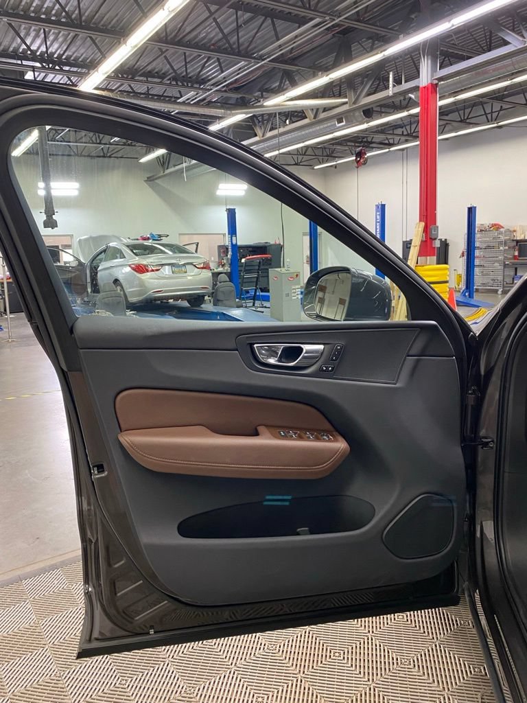 Used 2022 Volvo XC60 B5 Momentum AWD/4WD image 11