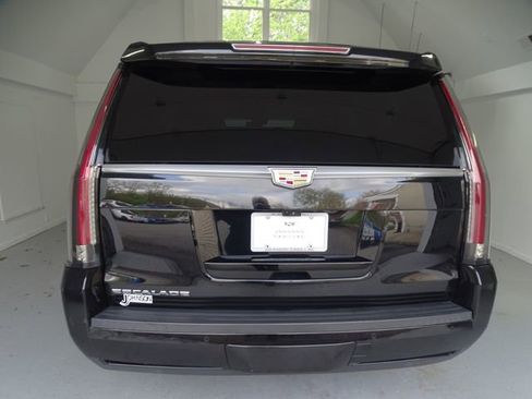 Used 2018 Cadillac Escalade Luxury AWD/4WD image 19