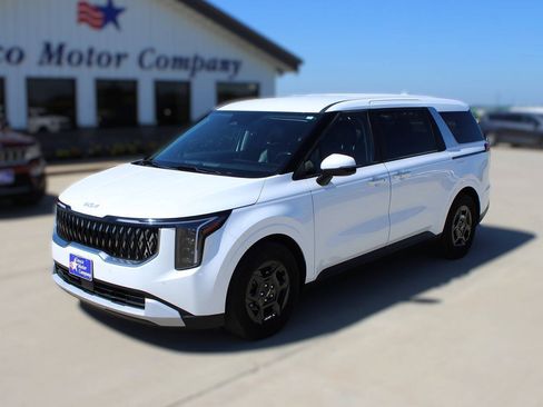 Used 2025 Kia Carnival FWD image 1