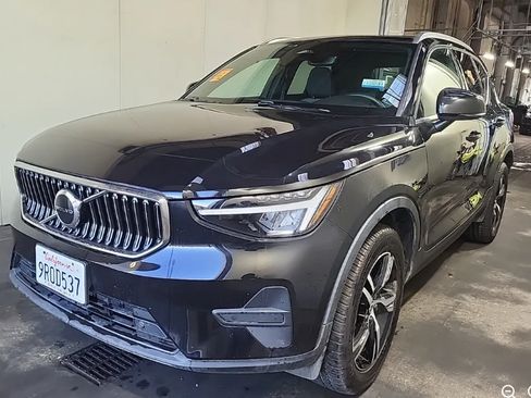 Used 2025 Volvo XC40 B5 Core AWD/4WD image 1