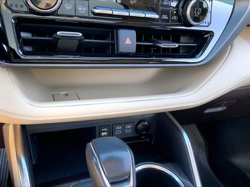 Used 2022 Toyota Highlander Limited FWD image 31