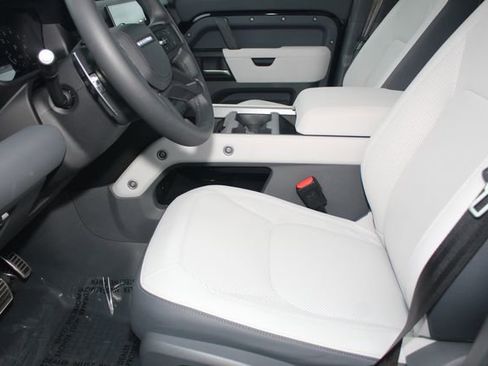 Used 2025 Land Rover Defender 110 V8 image 21