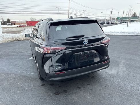 Used 2025 Toyota Sienna XLE image 11