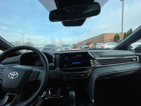 Used 2025 Toyota Camry SE image 33