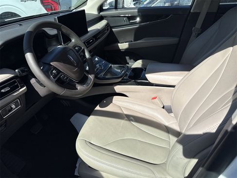 Used 2022 Lincoln Nautilus FWD w/ Premium Package image 9