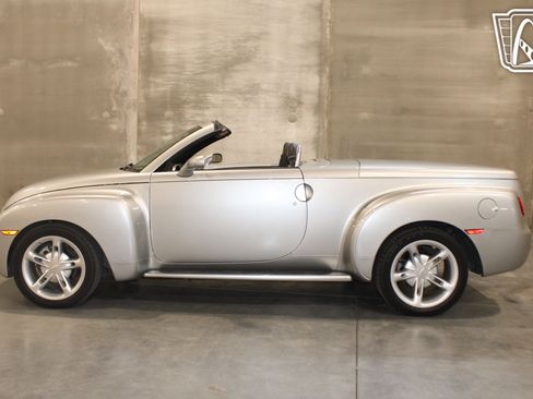 Used 2004 Chevrolet SSR w/ Preferred Equipment Group RWD image 2