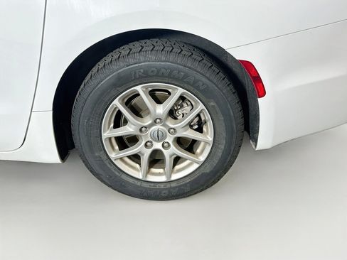 Used 2024 Chrysler Pacifica Touring-L FWD image 11