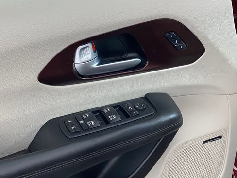 Used 2017 Chrysler Pacifica Limited image 28