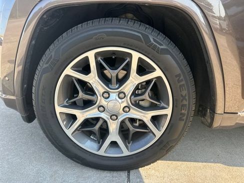 Used 2020 Jeep Grand Cherokee Overland AWD/4WD image 24