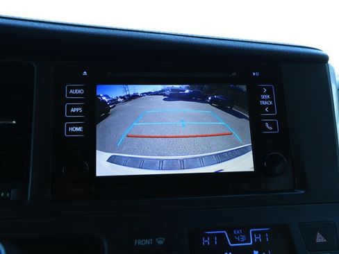 Used 2017 Toyota Sienna XLE image 17