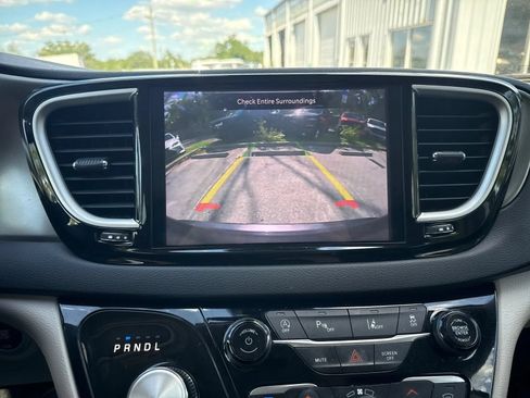 Used 2023 Chrysler Pacifica Touring-L FWD image 21