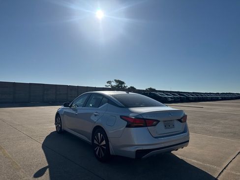 Used 2021 Nissan Altima 2.5 SV FWD image 16