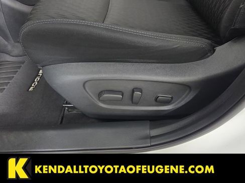 Used 2018 Nissan Rogue SV w/ Premium Package AWD/4WD image 16