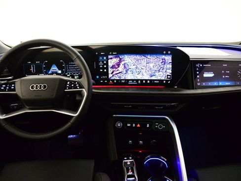 Certified 2025 Audi Q5 Prestige image 3