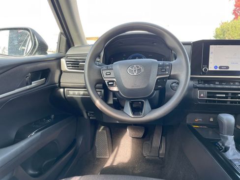 Used 2025 Toyota Camry LE image 32