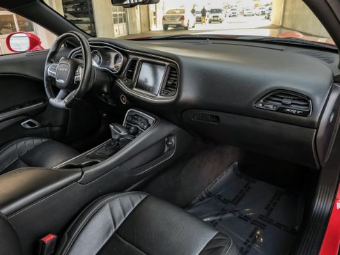 Used 2015 Dodge Challenger SRT w/ Technology Group image 11