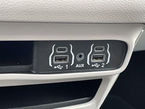 Used 2024 Chrysler Pacifica Touring-L FWD image 30