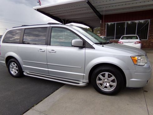 Used 2008 Chrysler Town & Country Touring FWD image 5