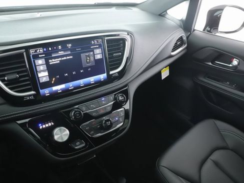 New 2026 Chrysler Pacifica Select image 26