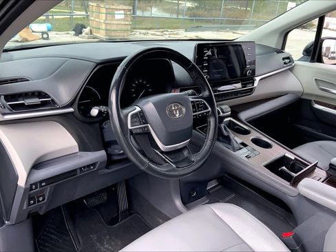 Used 2022 Toyota Sienna XLE image 17