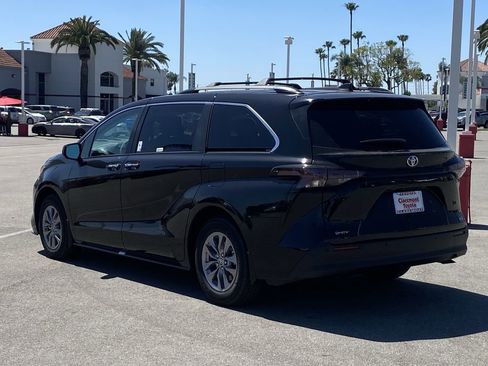 Used 2026 Toyota Sienna XLE image 4