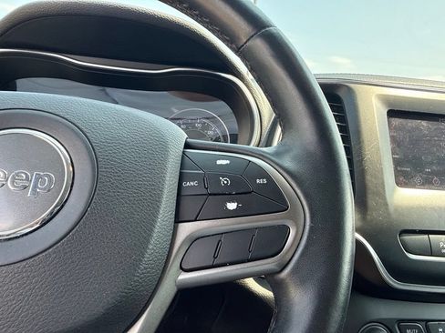 Used 2019 Jeep Cherokee Latitude Plus w/ Cold Weather Group AWD/4WD image 16