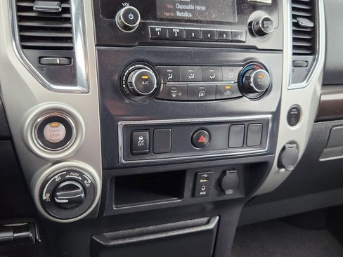 Used 2017 Nissan Titan SV image 21