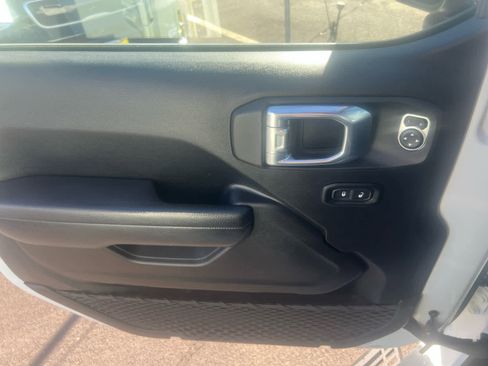 Used 2022 Jeep Wrangler Unlimited Rubicon AWD/4WD image 15